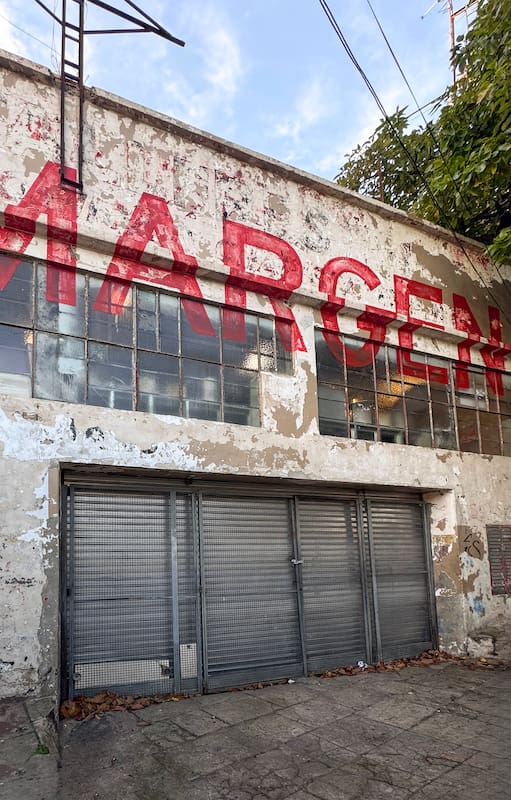 Detrás de la fachada de un antiguo taller mecánico, junto a las vías, se esconden un estudio y un concept store de diseño