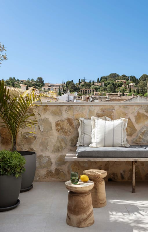 En Mallorca, una decoradora argentina y su marido compraron una caballeriza en ruinas y la convirtieron en su casa de verano mediterránea