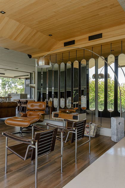 En Nordelta: Un arquitecto aprovechó su propia casa para crear ambientes originales que compensan la frialdad del hormigón