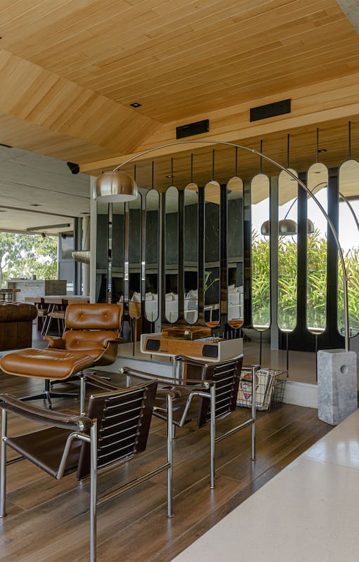 Un arquitecto aprovechó su propia casa para crear ambientes originales que compensan la frialdad del hormigón