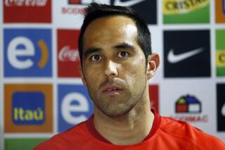 Claudio Bravo, molesto en la conferencia de prensa: "En esta sala hace mucho cal