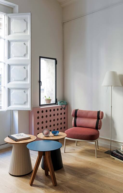 Minimalismo a color: un departamento en el Borne barcelonés lleno de soluciones de diseño