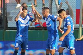 Vélez goleó 4-0 a Arsenal y se acercó a la zona de Copa Libertadores