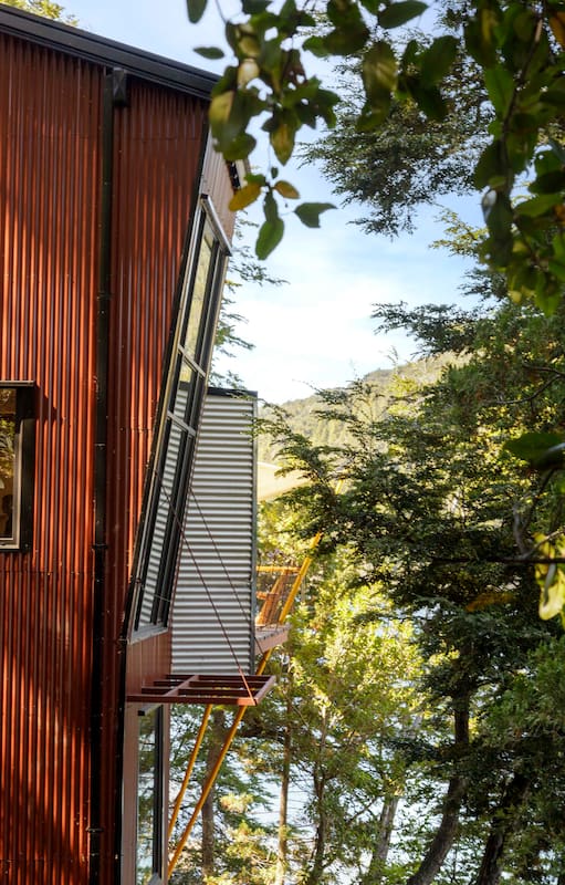 Apoyada en la roca y con una vista impresionante al lago Moreno, esta casa es el sueño cumplido de un arquitecto idealista