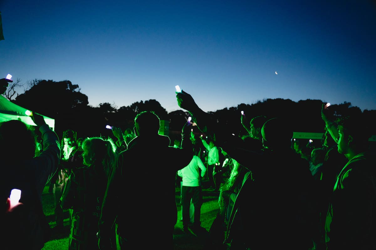 Caminata nocturna, música y bosque. Una experiencia para vivir el verano a otro ritmo en Cariló