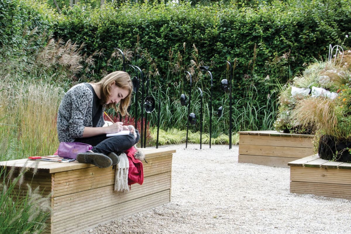 Siete ideas para crear espacios funcionales y de descanso en tu jardín