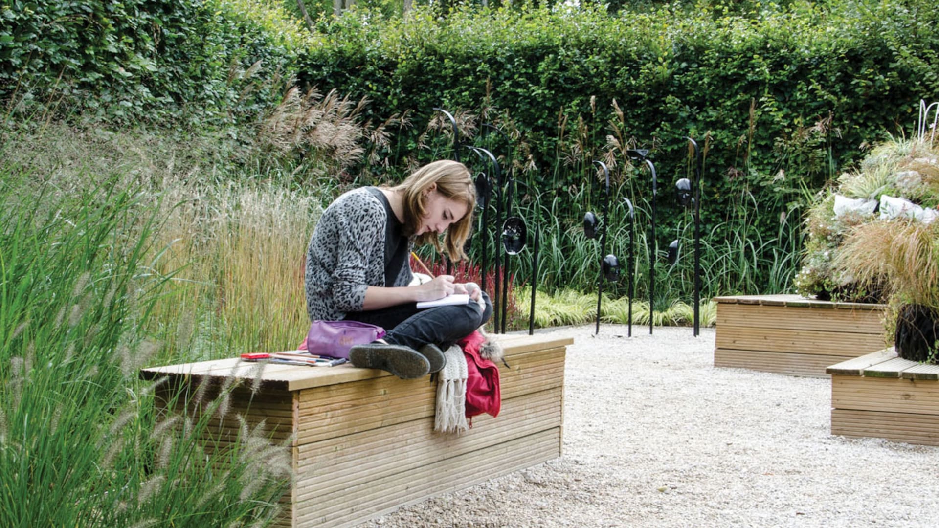 Siete ideas para crear espacios funcionales y de descanso en tu jardín
