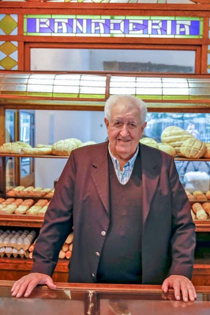 A los 84. Sigue al frente de una tradicional panadería: "Lo que más extraño es el contacto con la gente"