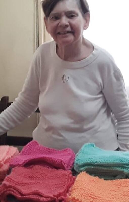Casi no ve y tiene ataques de epilepsia, pero en plena cuarentena teje mantitas para recién nacidos