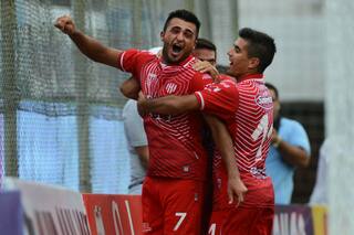 Unión aprovechó un blooper de la defensa de Huracán y le ganó en Santa Fe