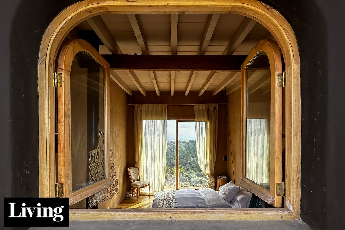 De madera y adobe: el refugio de una interiorista que cambió la ciudad por las sierras de Córdoba