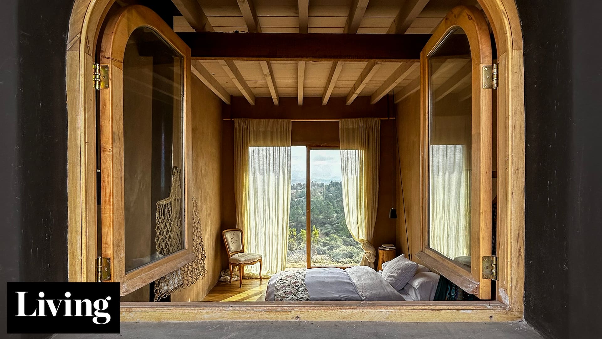De madera y adobe: el refugio de una interiorista que cambió la ciudad por las sierras de Córdoba