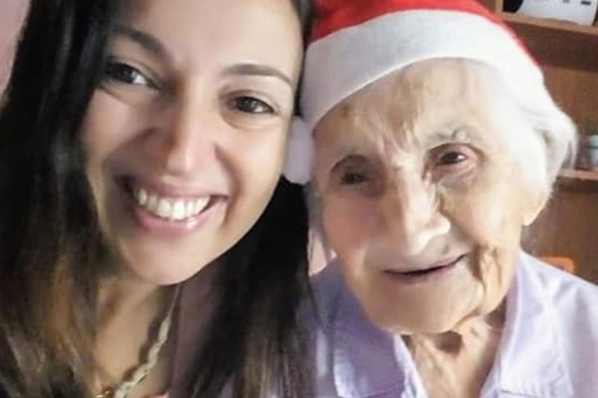 Una vecina llevó a vivir a su casa a una mujer de 96 años y hoy juntas preparan barbijos