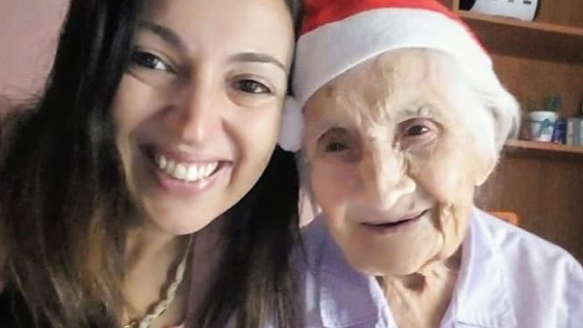Una vecina llevó a vivir a su casa a una mujer de 96 años y hoy juntas preparan barbijos