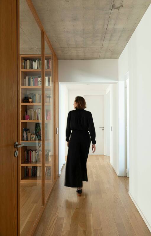 Con una biblioteca súper contemporánea, este dúplex es pura luz y transparencia