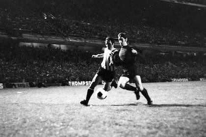 5) Cuatro meses antes, Manchester Unites fue campeón de la Copa de Campeones de Europa tras golear 4 a 1 a Benfica; en el primer mano a mano con Estudiantes no pudo convertir; en la imagen, un cuerpo a cuerpo de Felipe Ribaudo