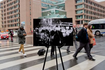 50 años sin Martin Luther King. Una foto de la policía antidisturbios, tomada el 4 de abril de 1968, colocada frente al Centro Municipal Frank D. Reeves