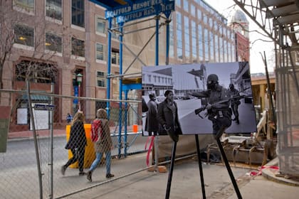 50 años sin Martin Luther King. Una foto del 6 de abril de 1968 que muestra a peatones siendo desplazados de un área vallada por un miembro de la Guardia Nacional en la esquina actual de las calles 7 y K
