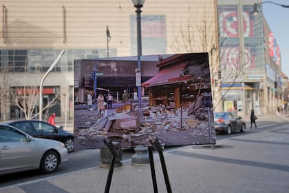 50 años sin Martin Luther King. Una imagen de edificios saqueados y quemados, tomada el 6 de abril de 1968, colocada en la zona comercial actual cercana a las calles 14 y Kenyon