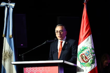 50° Feria Internacional del Libro de Buenos Aires - El embajador del Perú, Carlos Alberto Chocano Burga
