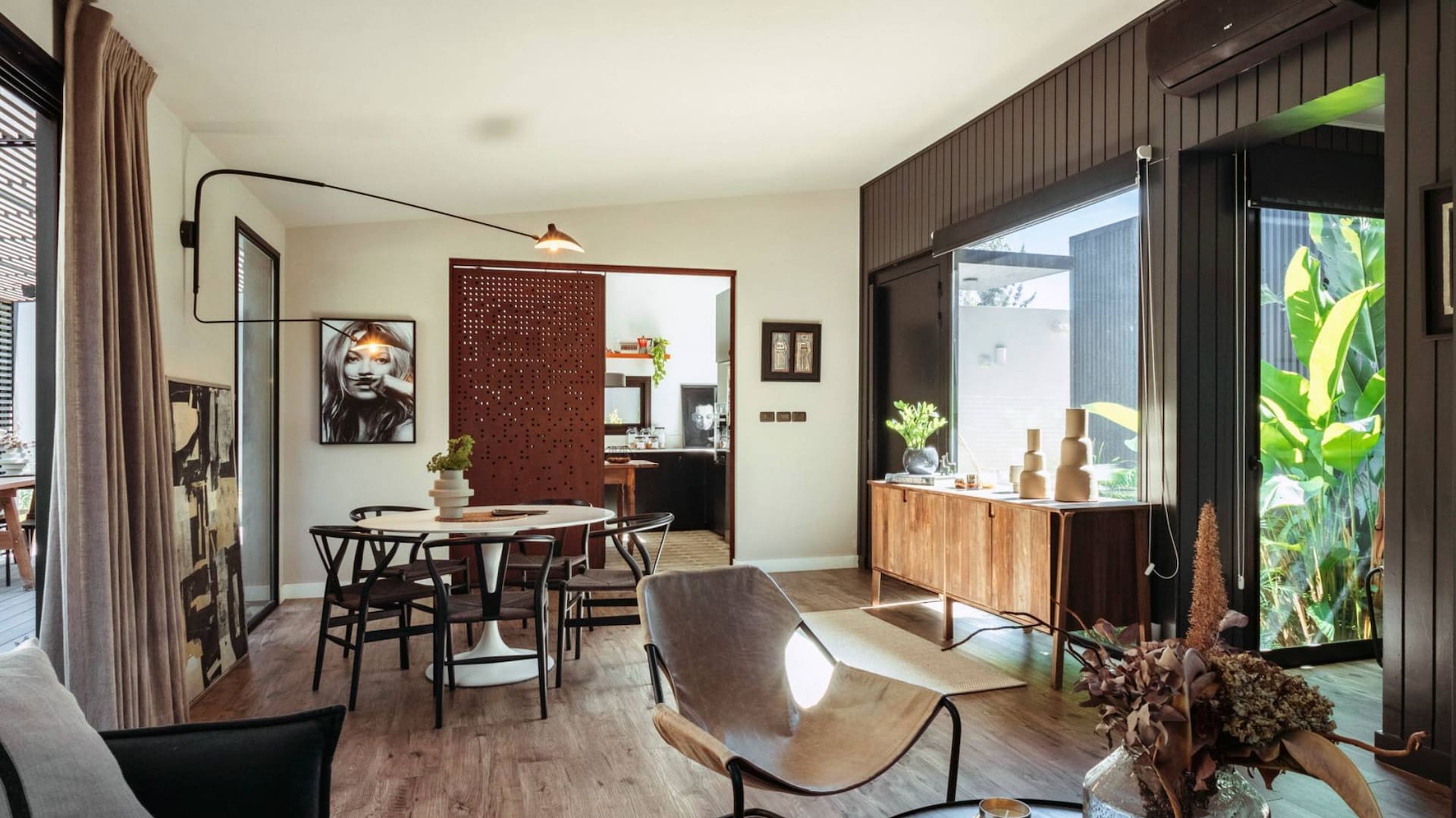 Una diseñadora uruguaya combinó en su casa toda la luz posible y el amor por los muebles Mid Century