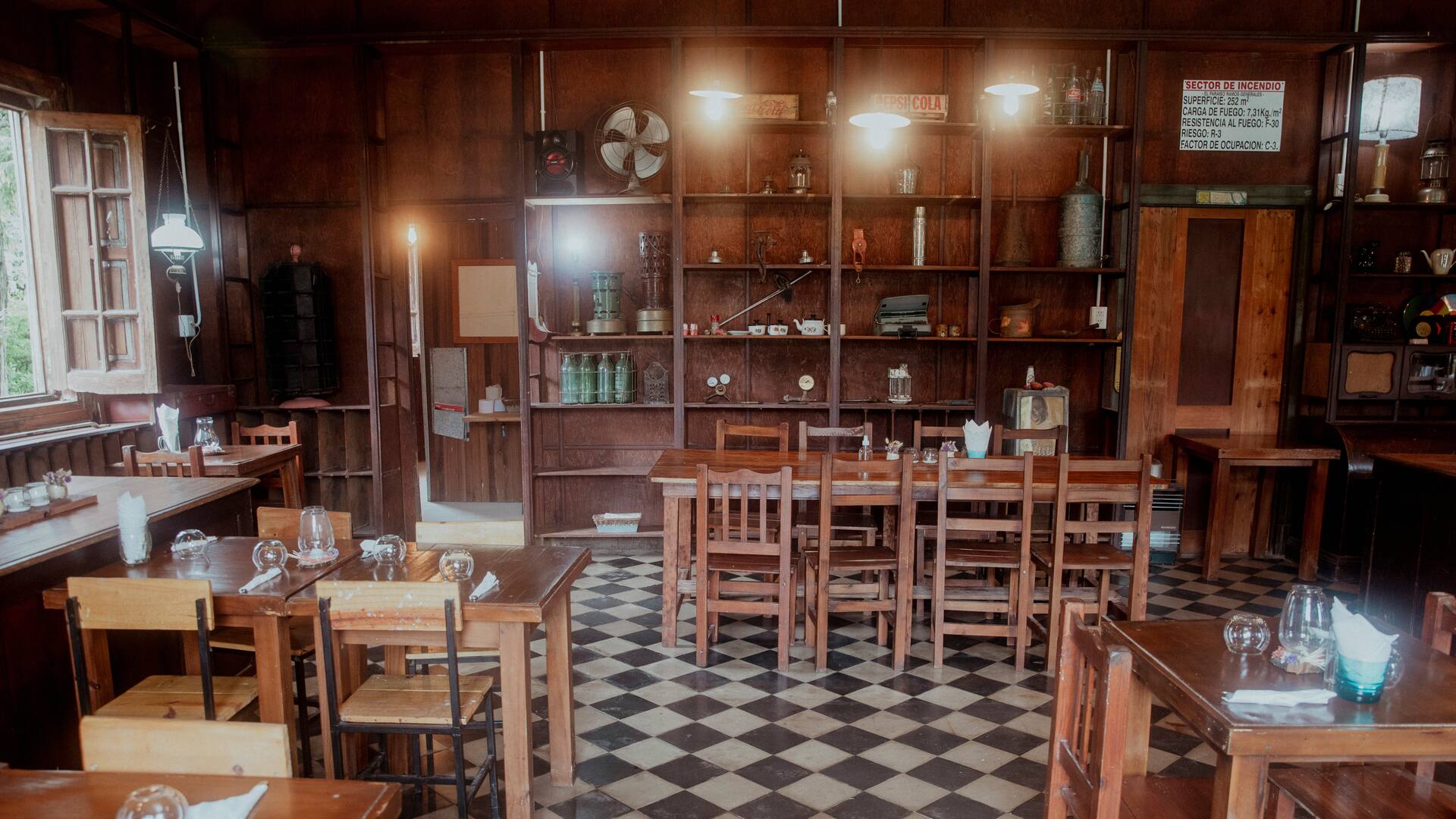 Se mudaron a un pueblo bonaerense de 300 habitantes y abrieron un bodegón en un viejo almacén de ramos generales