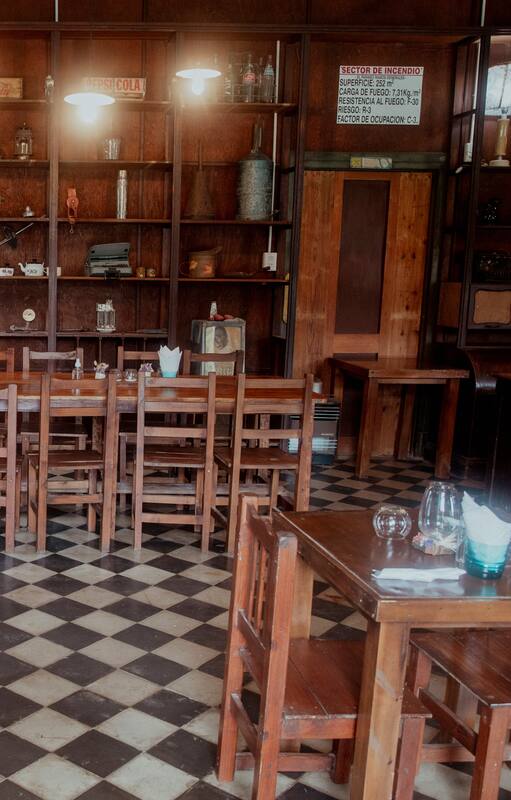 Se mudaron a un pueblo bonaerense de 300 habitantes y abrieron un bodegón en un viejo almacén de ramos generales