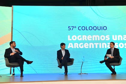 Los economistas Emmanuel Álvarez Agis y Hernán Lacunza dialogaron con José Del Río (LA NACION) durante el 57° Coloquio IDEA