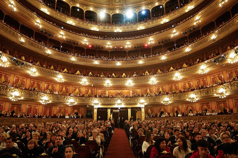 Esteban Bullrich junto a su familia durante la gala solidaria en el Teatro Colón.