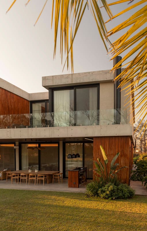 Una casa de fin de semana en Tigre donde el exterior se expande y el interior abraza
