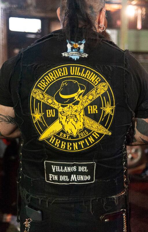 Hombres "rudos" con barba se unen para dar batalla al hambre y al frío