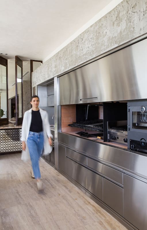 Parrillas proyectadas como parte del interior para reunirse en invierno y verano, llueva o truene