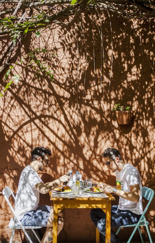 4 restaurantes con patios y jardines para comer al aire libre