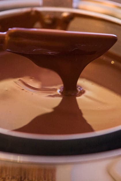 Temporada de chocolate: dos pasticceras italianas recrean la receta de un bombón artesanal