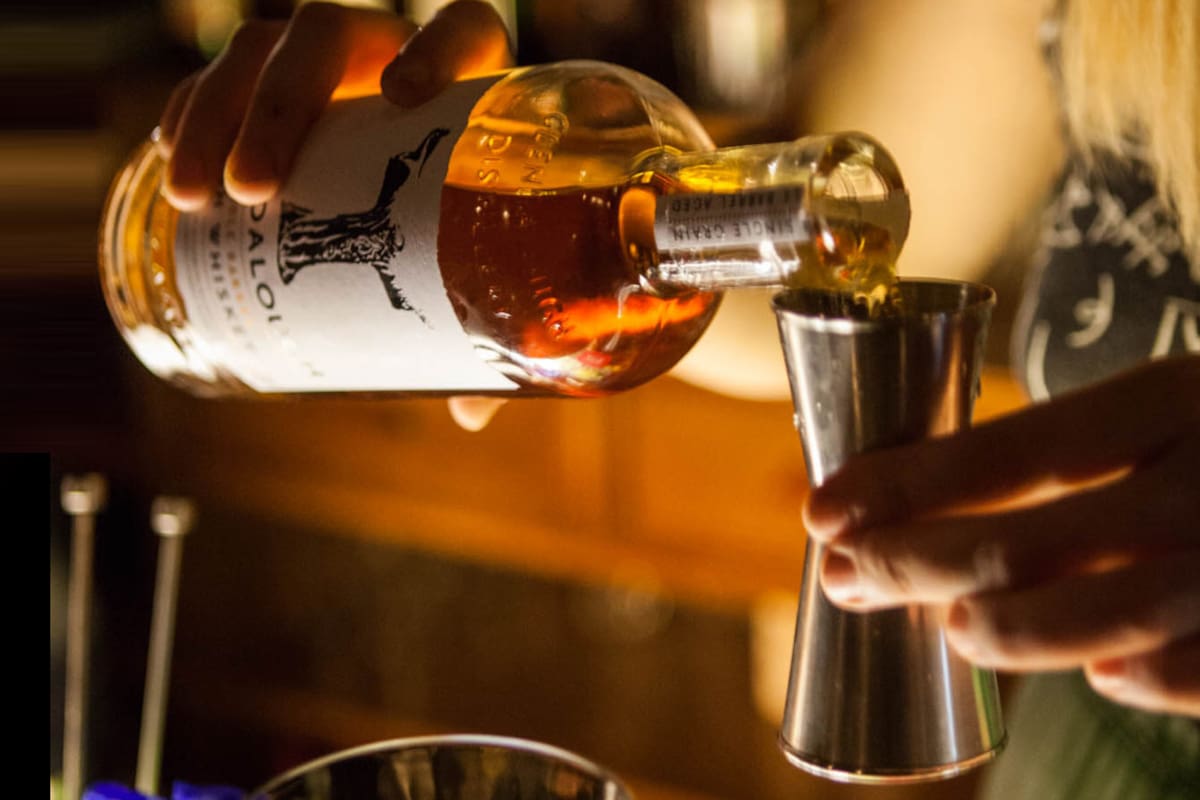 El whisky sale del closet: cuatro bares para disfrutarlo con buena comida