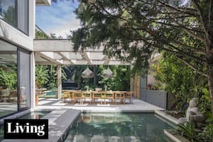 Jardín selvático, ventanales y espejos de agua en una casa diseñada para ser inolvidable
