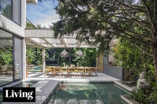 Jardín selvático, ventanales y espejos de agua en una casa diseñada para ser inolvidable