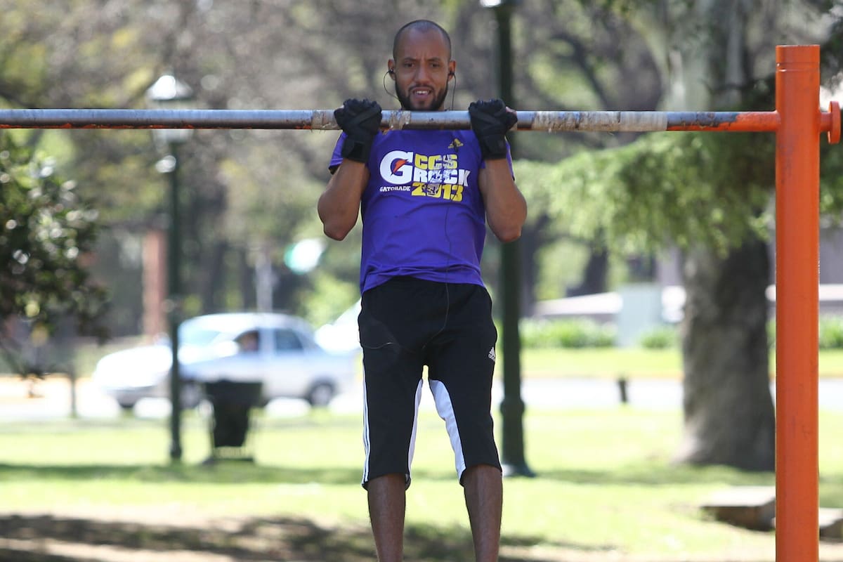Entrenar en las postas aeróbicas, una tendencia que crece en las plazas porteñas