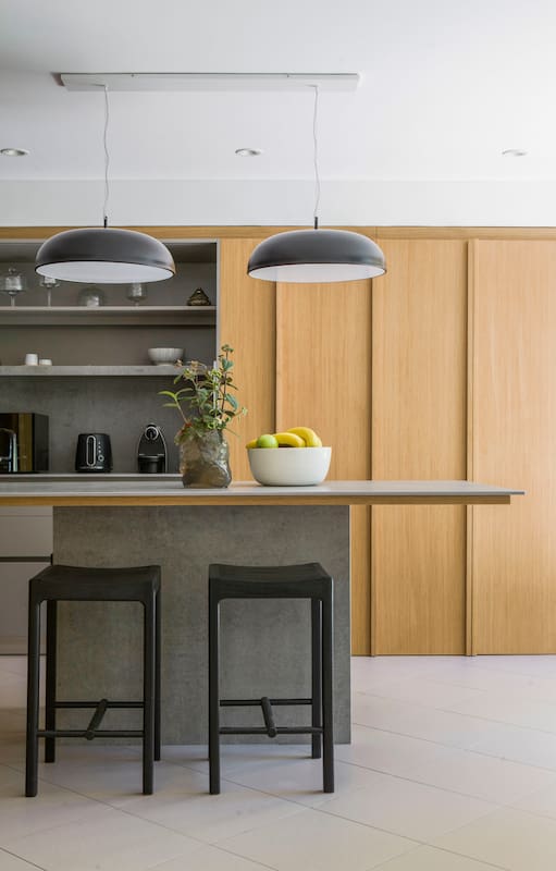 Los muebles son de álamo macizo y conservan su aspecto y su color original; están hidrolaqueados, y son muy fáciles de limpiar.