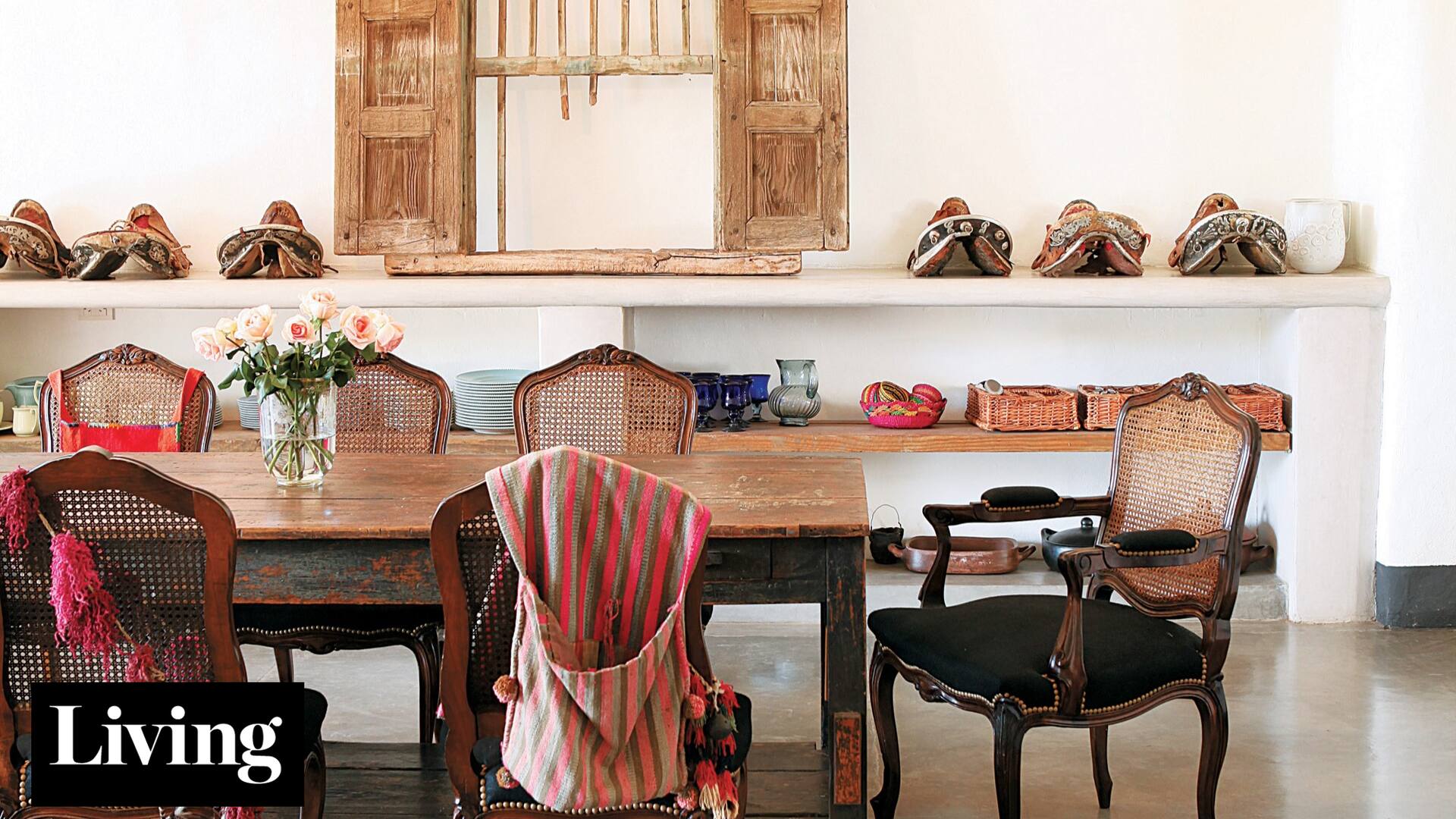 Muebles de obra, maderas dignamente gastadas y mucho color en una casa que mezcla el estilo campo con el tex-mex