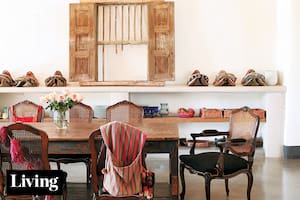Muebles de obra, maderas dignamente gastadas y mucho color en una casa que mezcla el estilo campo con el tex-mex