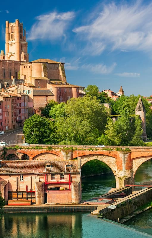 Albi, la curiosa ciudad francesa donde las construcciones son rojas