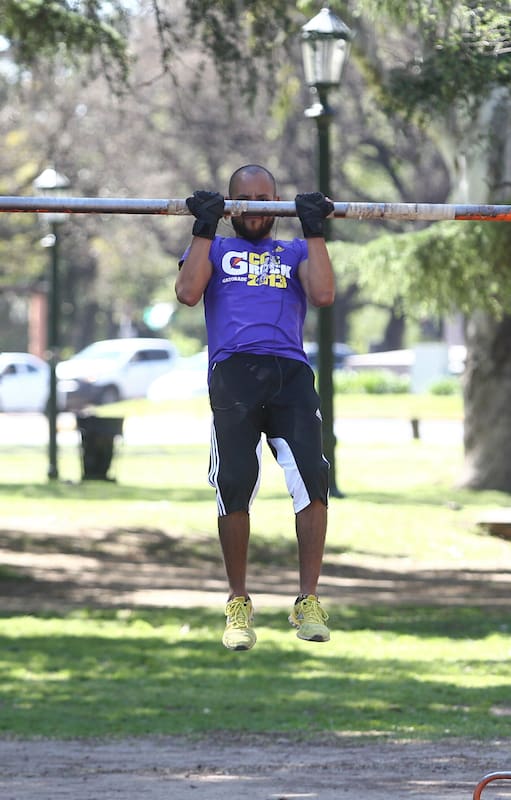 Entrenar en las postas aeróbicas, una tendencia que crece en las plazas porteñas
