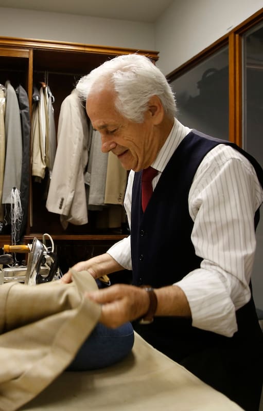 Detrás de la sastrería Fabio hace 45 años, es un especialista en hacer trajes a medida y conoce bien a su público
