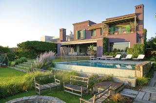 Un jardín diseñado con desniveles y una pileta infinita que se mimetiza con el paisaje