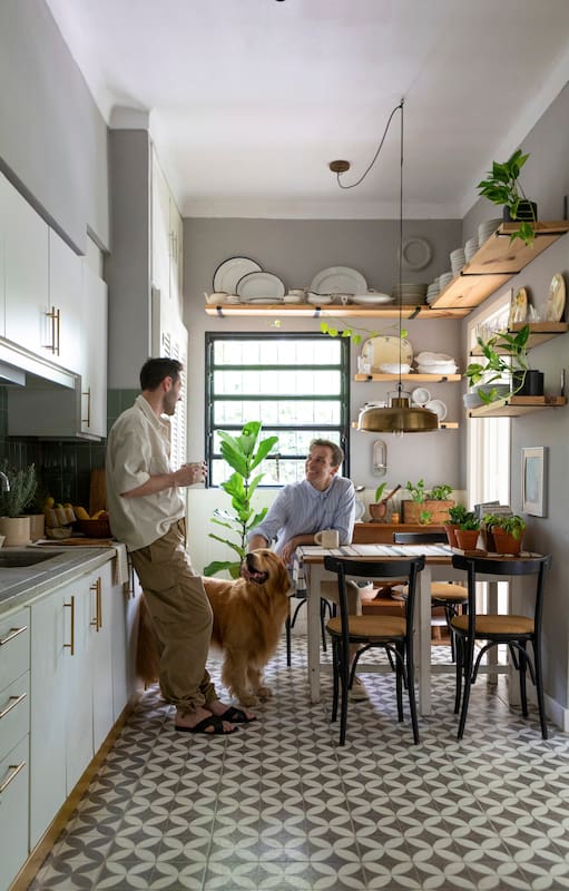 Con más estilo que obra, una pareja hizo una casa actual de un clásico chalet años 50 en La Lucila