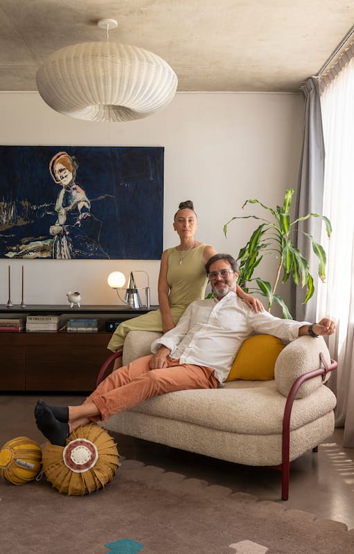 Los dueños del estudio La Feliz nos reciben en su hogar, resultado de la unión de dos departamentos