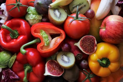 6 alimentos que ayudan a bajar los niveles de ácido úrico en la sangre