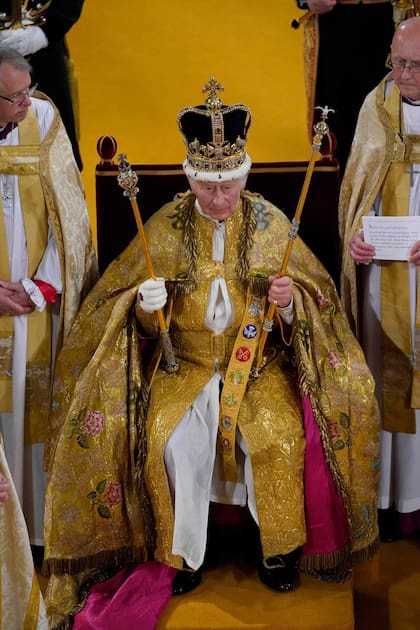 6 de mayo de 2023. La corona de San Eduardo, sobre la cabeza de Carlos III. La pieza tiene, en su cima, una esfera de oro que representa al mundo y, sobre ella, hay montada una cruz decorada con gemas. Estos elementos se repiten en el Orbe, en la Corona Imperial del Estado y en uno de los cetros.