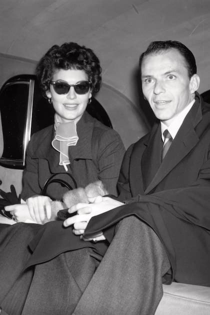 6 de noviembre de 1952: Frank Sinatra y Ava Gardner, su segunda mujer, parten de Londres en viaje a África, donde ella filmaría una película. Vivieron uno de los romances más apasionados de la década del 50 y, aunque estuvieron juntos seis años, el amor que se tenían los acompañó hasta la muerte.